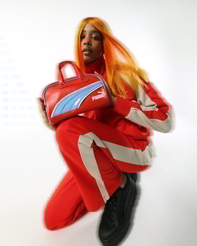 ポーズをとるモデル