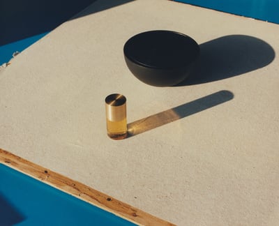 ゴールドと黒のオブジェクトが置かれている様子