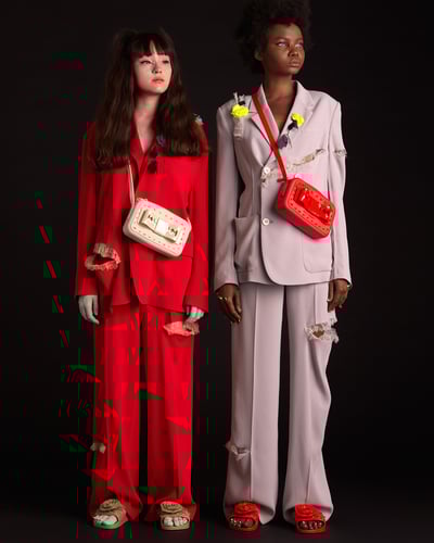 ファッションブランド「アンダーカバー」がブラジル発のブランド「メリッサ」と製作した赤とグレーのスーツを着用した男女