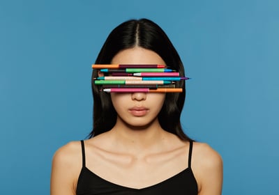 目元にたくさんのアイライナーが置かれている女性