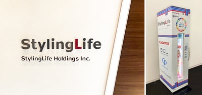 会社のロゴと、食品が入った縦長の白いボックス