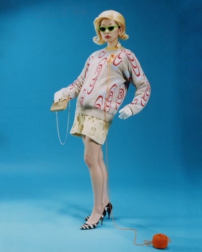 立っているモデル