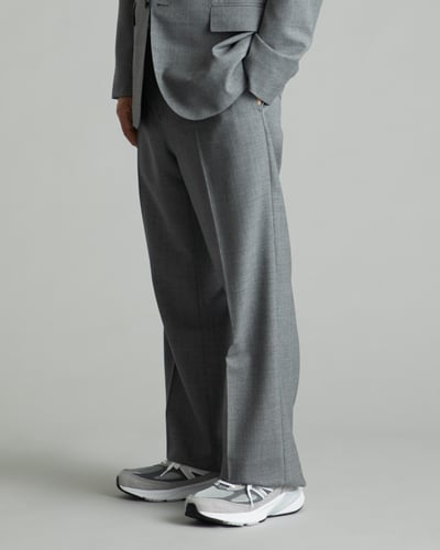 ディストリクト ユナイテッドアローズによるニューバランスに合わせるためのスーツの写真