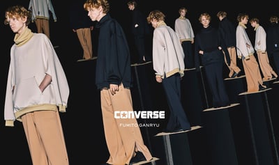 FUMITO GANRYU と CONVERSE のアイテムを着用している大勢の人