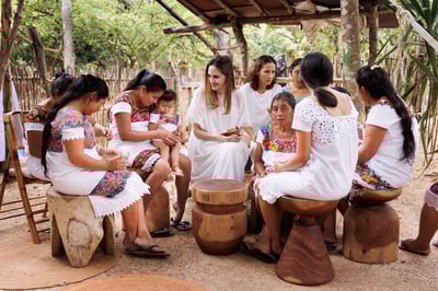 木の椅子に座る女性たち