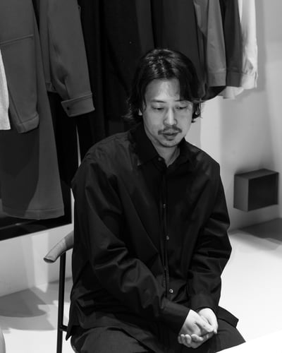 黒いシャツを着た男性