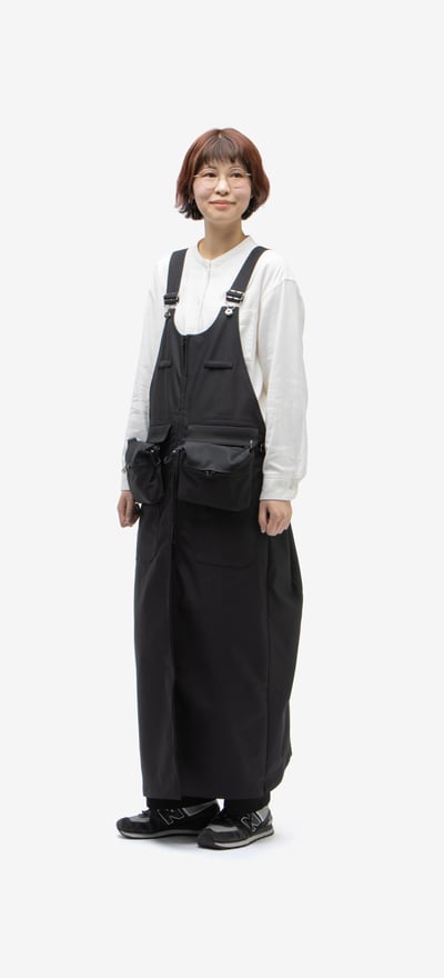 ポーズをとる女性