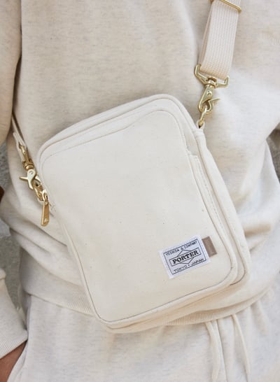 キャンバス素材のホワイトのショルダーバッグ