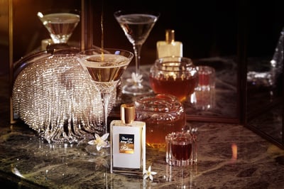 大理石のテーブルの上に置かれた香水瓶やカクテル