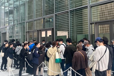 東京ミッドタウン八重洲のグランドオープンを待つ行列の様子