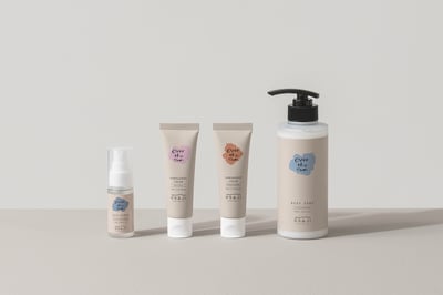 ヌードカラーのパッケージに包まれた大小さまざまなボディケアグッズ