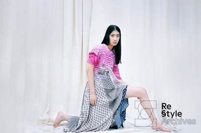 膝をついたモデル