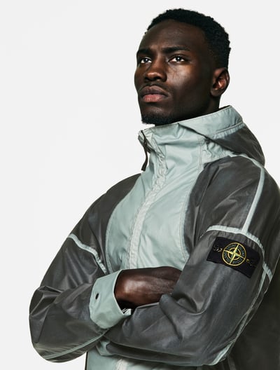 ポーズをとる男性