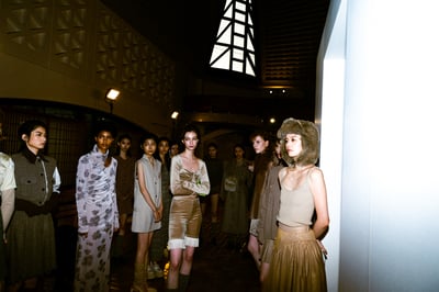 ランウェイを歩くモデル