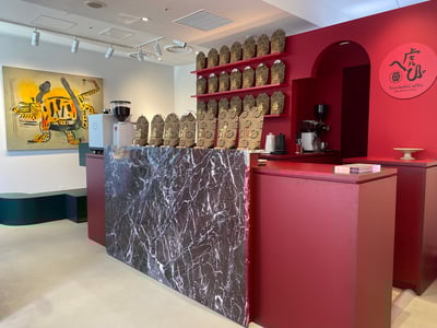 赤いカウンターなど店舗内観