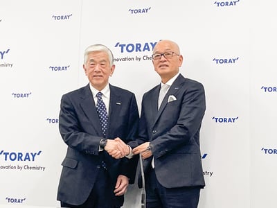 握手する男性2人