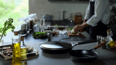 フライパンを持つ手