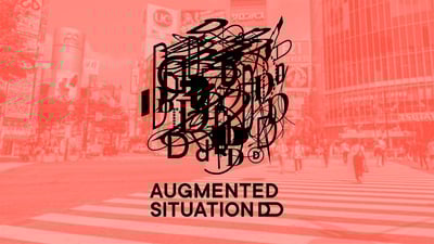 赤い背景に黒いロゴ