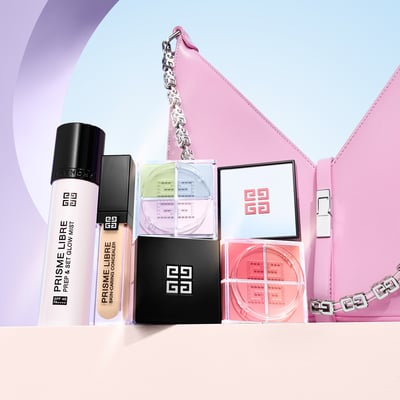 バッグの前に置かれたコスメ類