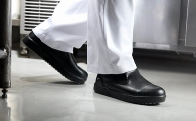 黒いシューズを着用した足元