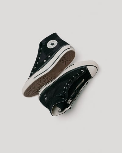 黒のスニーカー