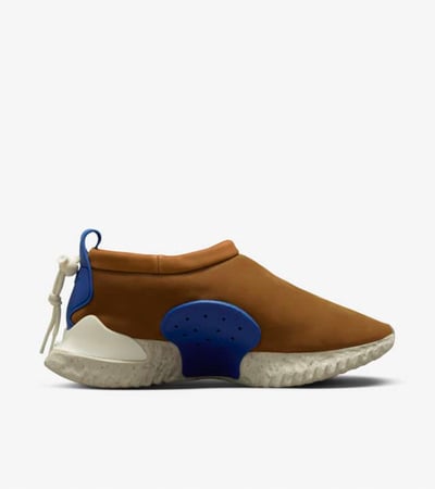 ブラウンのスニーカー