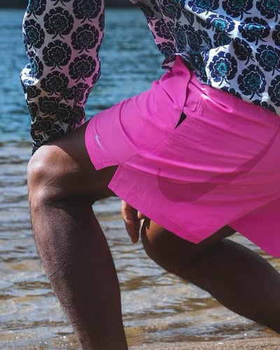 ショーツを着用したモデル