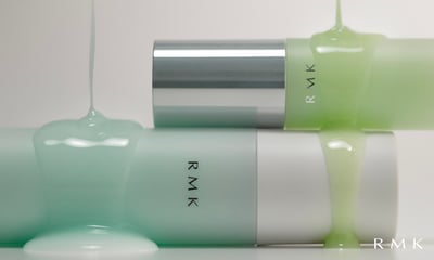 ミントブルーとイエローグリーンのパッケージをしたスキンケアが横になっているイメージ画像