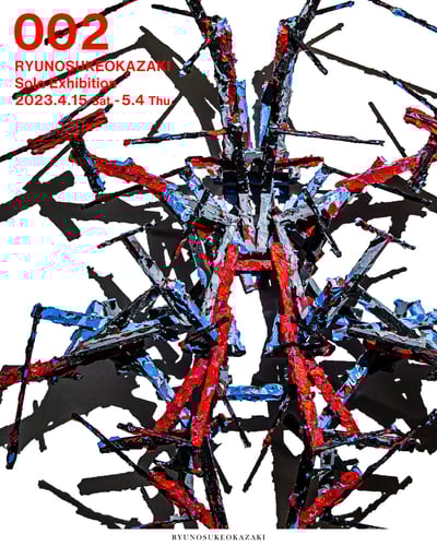 赤と青のPIMTを背景に、個展タイトル「002」の文字