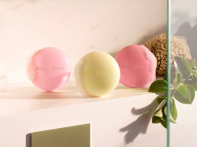 桜色、イエロー、ショッキングピンクの固形石鹸が並列