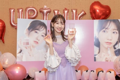 白い布がかかったテーブルの上に置かれたアイシャドウ、チーク、リップが左から並列して映る写真