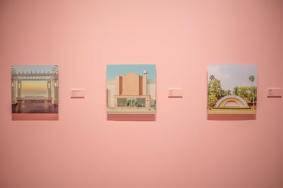 壁に展示された写真作品