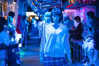 ジャージを着てランウェイを歩くモデル