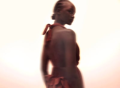 コレクションドレスを着たモデルが振り返っている