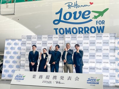 ロンハーマンのCEO 三根弘毅氏、ZIPAIR Tokyo西田真吾代表取締役社長とZIPAIRの客室乗務員