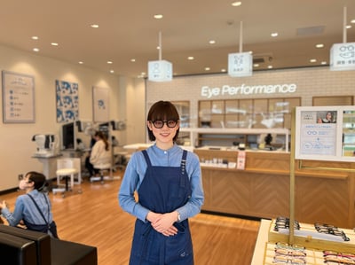 サングラスを着用する従業員