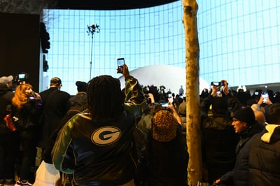 イージーが2020年にパリで開催したコレクション「SEASON 8」のショーに集まる観客の後ろ姿