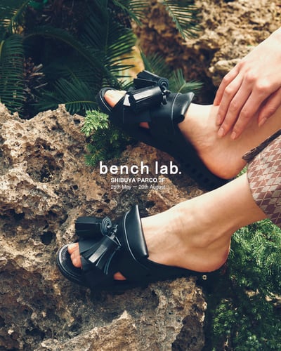 サンダルを履いた人の足元の写真とショップ名が載っている