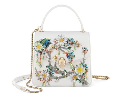 デコレーションパーツ付きのバッグ