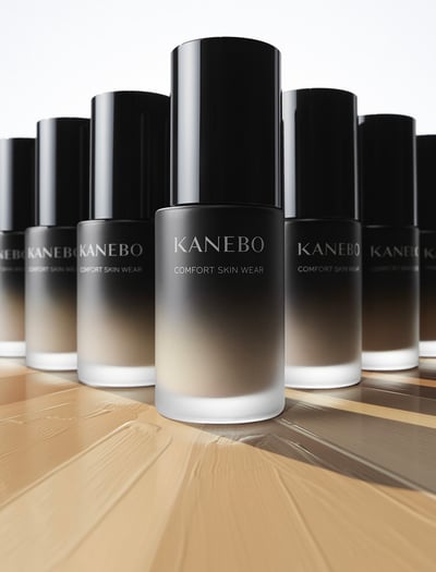 黒とベージュのグラデーションカラーのボトルのファンデーションが映る写真