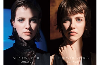 2つのメイクルック　ベージュトーンのメイクをした女性モデルとブルートーンのメイクをした女性モデル