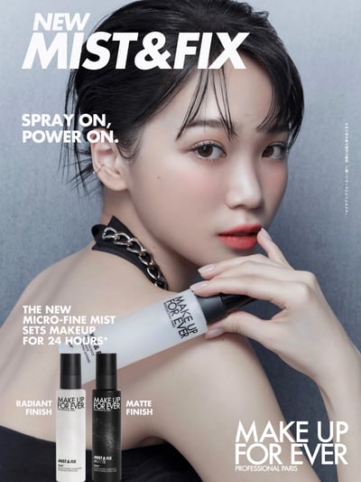 化粧水を片手に持ち、カメラに視線を向ける女性がビジュアルのクリエイティブ