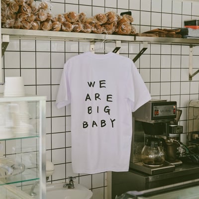 キッチンにかけられたTシャツ