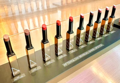 10色のリップが並ぶ画像