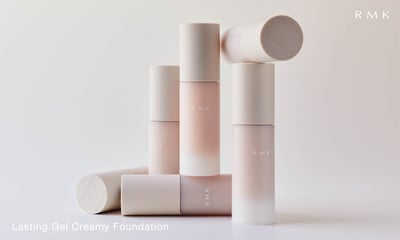 不規則に並べられているすりガラスのようなボディのファンデーションのボトル