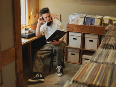 男性がレコードを聞いている