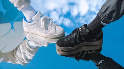 白と黒のスニーカー