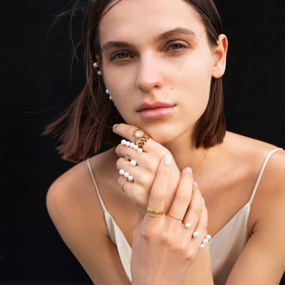 アクセサリーをつけた女性