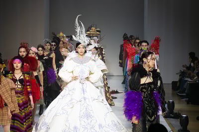 ポーズを決めたモデルたち