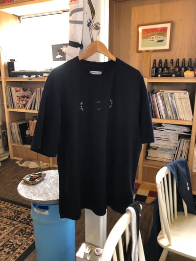 黒の半袖Tシャツ